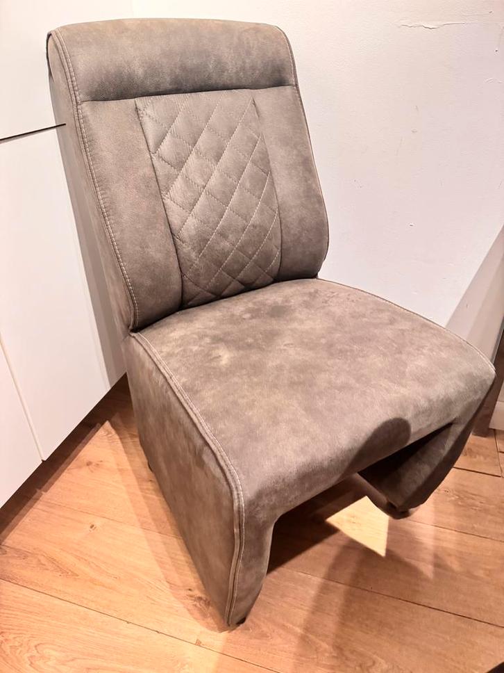 2 nette bruin/grijze Leen Bakker stoelen met wieltjes, Huis en Inrichting, Stoelen, Zo goed als nieuw, Stof, Ophalen of Verzenden