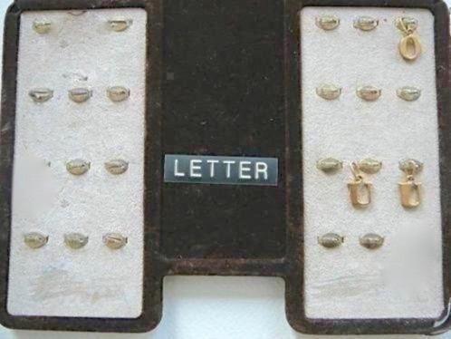 Nieuwe goudkleur letter hangertjes, prijs per stuk € 1,00, Sieraden, Tassen en Uiterlijk, Kettinghangers, Nieuw, Overige materialen