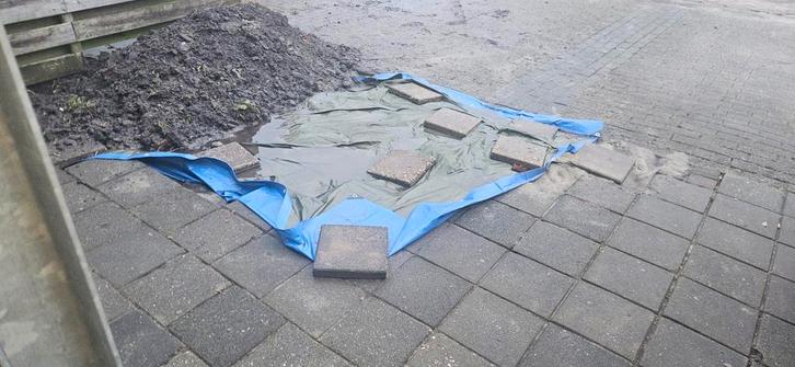 Tuinmodder je krijgt 40 euro voor ophalen in Assen Peelo, Tuin en Terras, Tegels en Klinkers, Overige typen, Beton, Ophalen of Verzenden