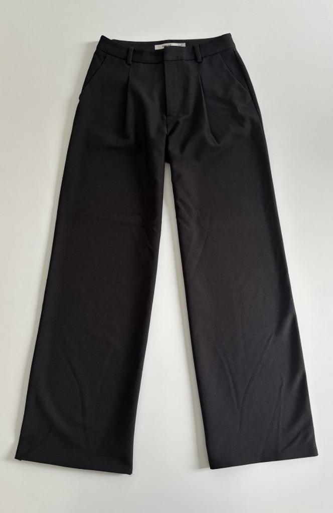 IN NIEUWSTAAT! Gestuz Aurial broek pantalon plooien grijs 36, Kleding | Dames, Broeken en Pantalons, Nieuw, Maat 36 (S), Grijs