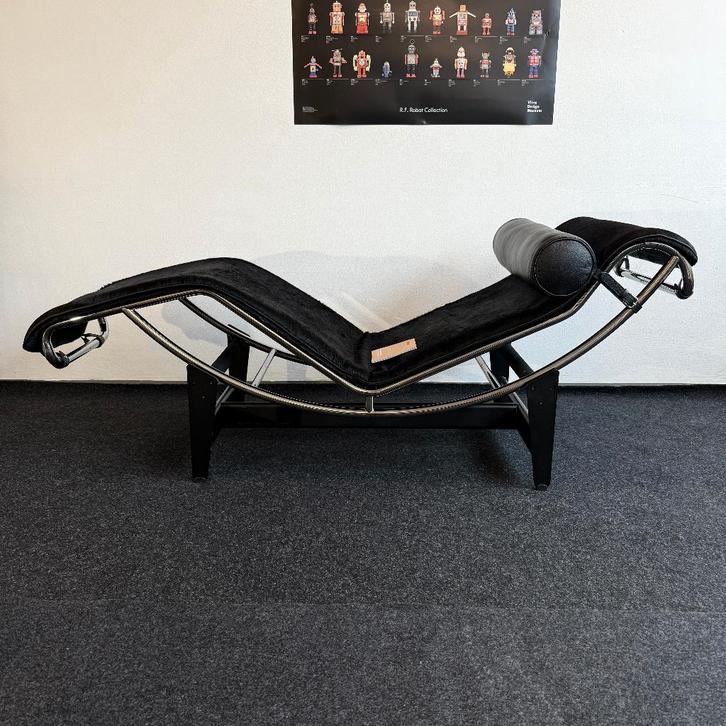 Cassina LC4 Chaise Longue – Koeienhuid Zwart – TOP Staat!, Huis en Inrichting, Stoelen, Zo goed als nieuw, Eén, Leer, Metaal, Zwart