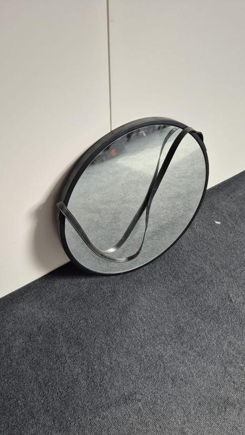 ronde spiegel, zwart frame met ophang band 60cm, Huis en Inrichting, Woonaccessoires | Spiegels, Zo goed als nieuw, 50 tot 75 cm