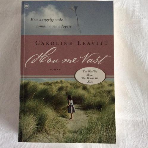 Hou me vast - Caroline Leavitt (Nieuw), Boeken, Romans, Nieuw, Nederland, Ophalen of Verzenden