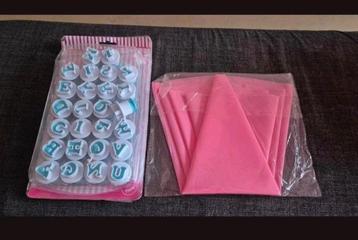 Nieuwe taart decoratie set. Alfabet stempels + spuitzakken beschikbaar voor biedingen