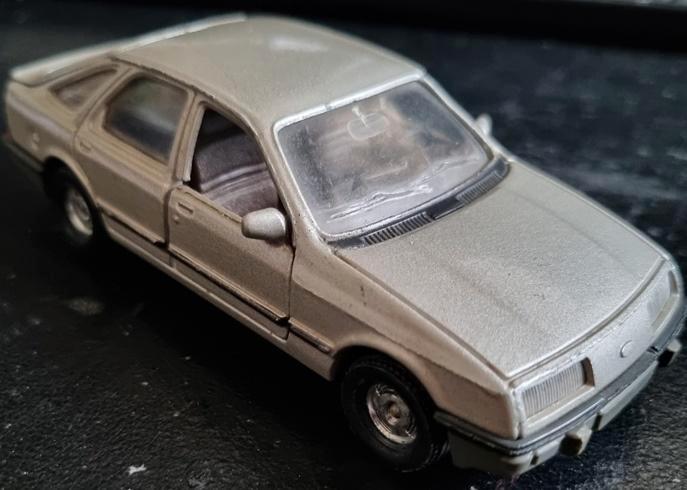 Corgi Ford Sierra 2.3 Ghia 5-deurs zilver, Hobby en Vrije tijd, Modelauto's | Overige schalen, Gebruikt, Auto, Ophalen of Verzenden