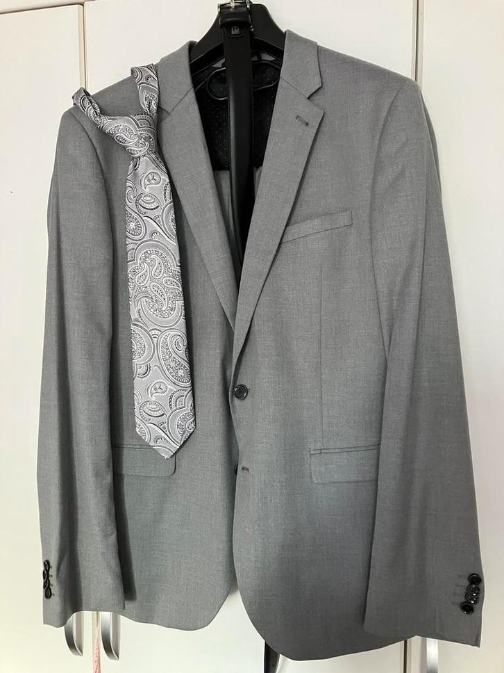 Kostuum heren 2 maal maat 54/52 donker blauw en licht grijs, Kleding | Heren, Kostuums en Colberts, Zo goed als nieuw, Maat 52/54 (L)