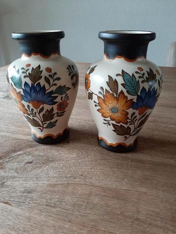 Twee vaasjes Flora, Gouda plateel Holland handwerk beschikbaar voor biedingen