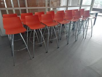 28 stuks prachtige oranje design barkrukken ( 500166) beschikbaar voor biedingen