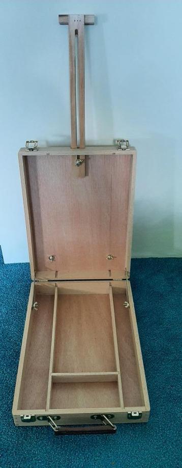 Houten tekenkist met vakken en ezel beschikbaar voor biedingen