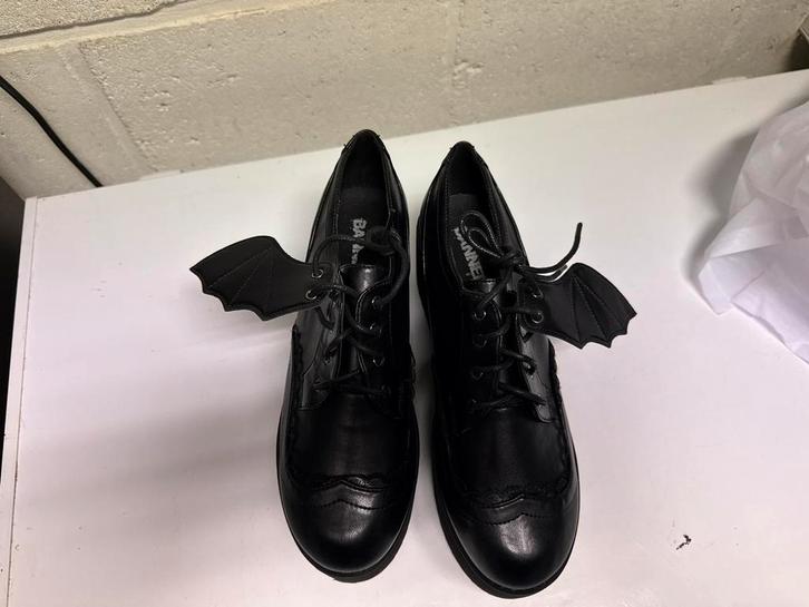 Banned Schoenen met Vleermuisvleugels - Maat 38, Kleding | Dames, Schoenen, Nieuw, Schoenen met lage hakken, Zwart, Ophalen of Verzenden