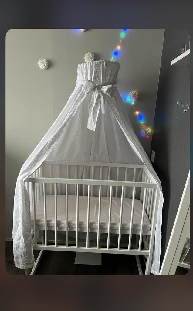 Baby wieg met matrasje en baldachim, Kinderen en Baby's, Babywiegjes en Ledikanten, Zo goed als nieuw, Wieg, Ophalen of Verzenden