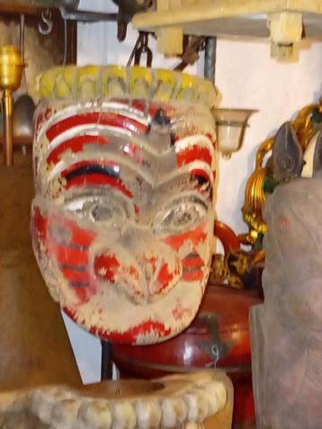 Antiek rariteiten curiosa Masker ornament sleutels kruik enz beschikbaar voor biedingen
