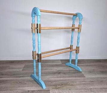 Houten vintage dekenrekje - vrolijk blauw met messing accent beschikbaar voor biedingen