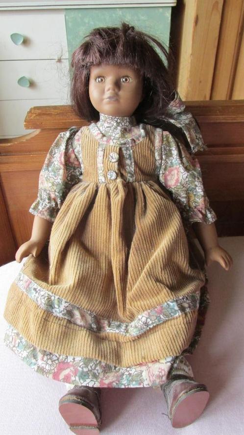 Mooie nostalgische pop in bloemetjesjurk, Verzamelen, Poppen, Zo goed als nieuw, Pop, Ophalen of Verzenden