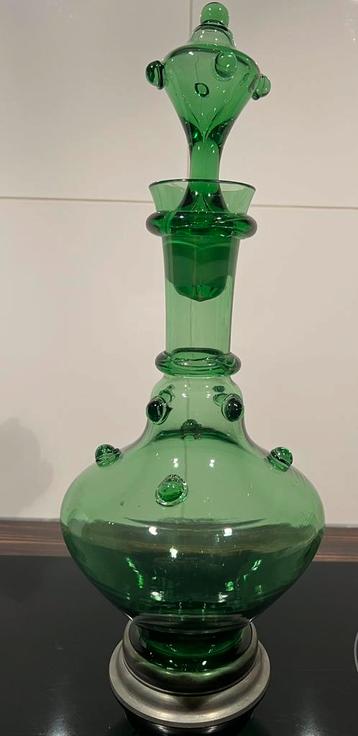 Antieke groen glas mondgeblazen karaf met tinnen voet.  beschikbaar voor biedingen