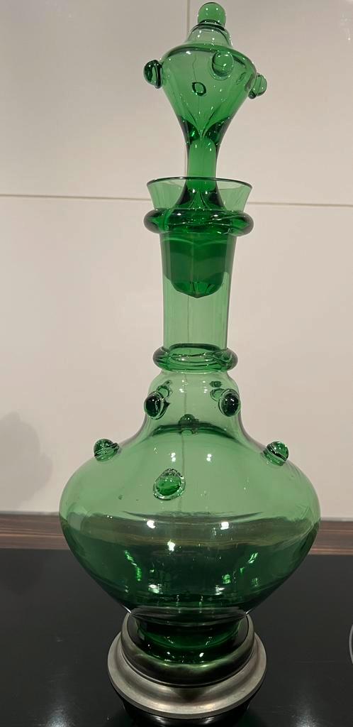 Antieke groen glas mondgeblazen karaf met tinnen voet., Antiek en Kunst, Antiek | Glas en Kristal, Ophalen of Verzenden