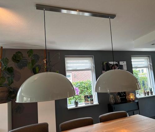 Twee witte moon lampen met RVS koppelplaat, Huis en Inrichting, Lampen | Hanglampen, Zo goed als nieuw, 75 cm of meer, Metaal