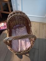 Poppenwagen van riet,  met matrasje en dekbedje rose, Kinderen en Baby's, Speelgoed | Poppen, Ophalen, Zo goed als nieuw, Babypop