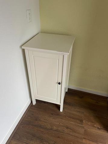 2 nachtkastjes met 3 plankjes en 3 lampjes