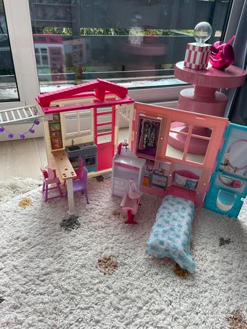 Barbie huis met veel Barbies en extra’s beschikbaar voor biedingen
