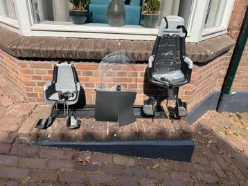 Bobike twee kinderzitjes voor op de fiets en een regenscherm beschikbaar voor biedingen
