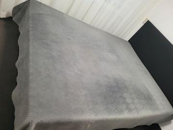 Grijze Deken / Sprei beschikbaar voor biedingen
