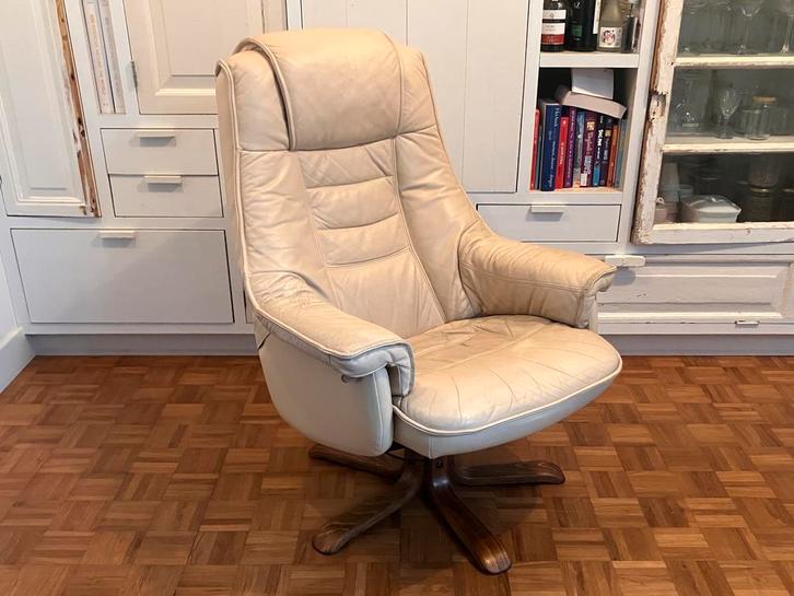 Sake: Vintage draaifauteuil crème leder relax seventies, Huis en Inrichting, Fauteuils, Gebruikt, Hout, Leer, 50 tot 75 cm, 75 tot 100 cm