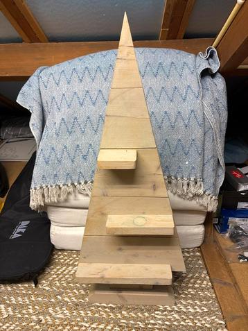 Houten kerstboom beschikbaar voor biedingen