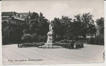 460U Rotterdam Delfshaven Piet Heinplein standbeeld 