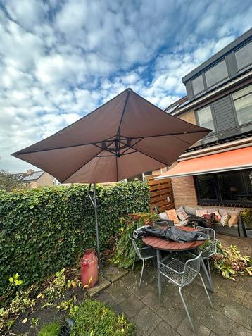 Zo goed als nieuwe parasol beschikbaar voor biedingen