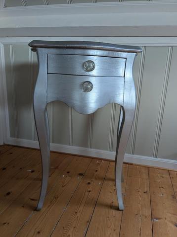 Leuk Buikkastje met 2 Lades beschikbaar voor biedingen