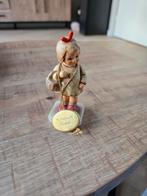 Hummel Goebel Beeldje - Meisje met Mand, Antiek en Kunst, Ophalen of Verzenden