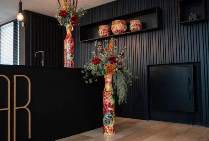 Twee hoge vazen bloemmotief van TS Collection made bu Lammie, Huis en Inrichting, Woonaccessoires | Vazen, Nieuw, Overige kleuren