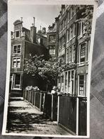 Ansichtkaart van het begijnhof in Amsterdam (1951)