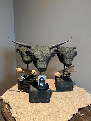 Stier op statief beschikbaar voor biedingen