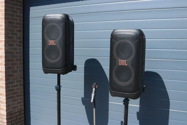 JBL boxen inclusief microfoons en standaards te huur, Hobby en Vrije tijd, Feestartikelen | Verhuur, Zo goed als nieuw, Overige