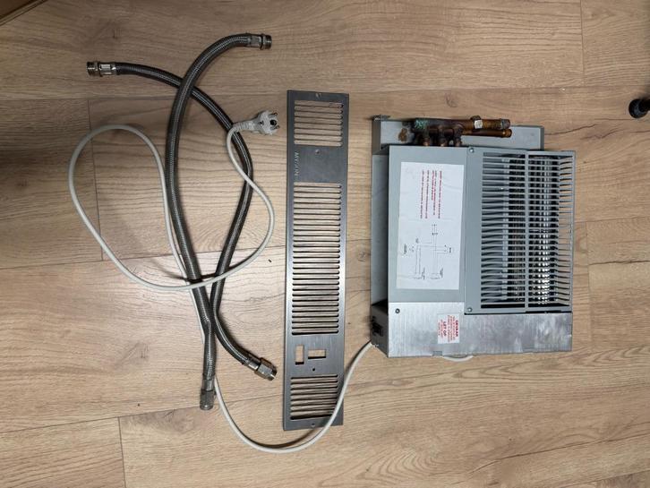 Plintverwarming Kickspace 600-12V, Doe-het-zelf en Verbouw, Verwarming en Radiatoren, Zo goed als nieuw, Radiator, 800 watt of meer