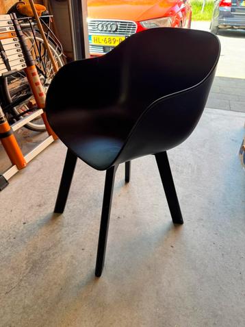 Kuipstoel zwart kunststof met hout. beschikbaar voor biedingen