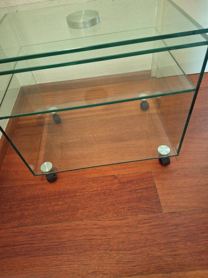 Glazen salontafel met wieltjes, Huis en Inrichting, Tafels | Sidetables, Gebruikt, Minder dan 25 cm, Minder dan 50 cm, Rechthoekig