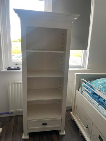 Boekenkast beschikbaar voor biedingen