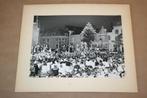 Foto Archief Vlissingen - Openluchtspel op Oude markt 1957, Ophalen of Verzenden, Gelezen