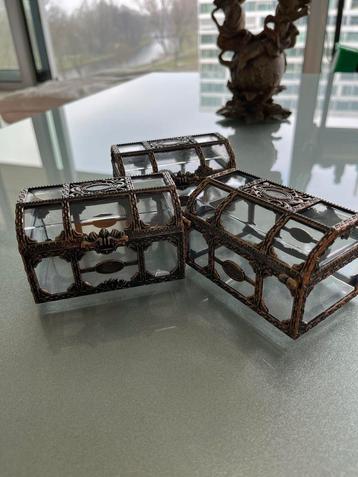 kleine plastic doosjes voor het opbergen van accessoires beschikbaar voor biedingen