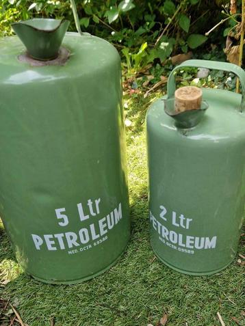2 Prachtige geëmailleerde jaren 50 petroleum-kannen*brocante beschikbaar voor biedingen