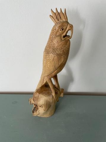 Vintage houten papegaai. Houtsnijwerk. Drijfhout beeld. beschikbaar voor biedingen