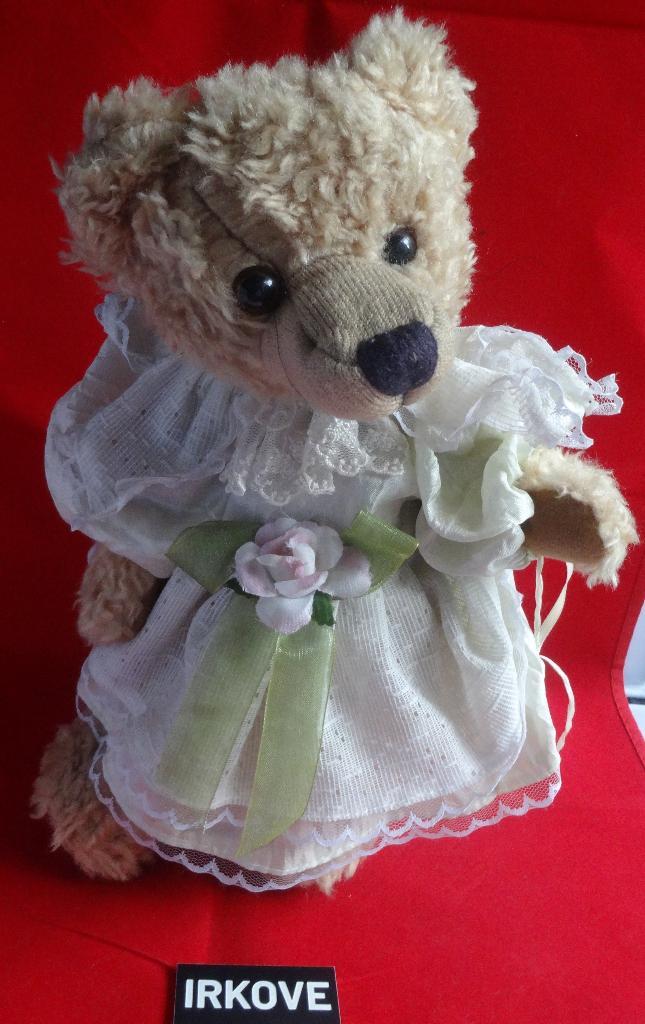 DAMETJE * LEUKE BEER * Op Standaard *, Verzamelen, Beren en Cherished Teddies, Zo goed als nieuw, Stoffen beer, Overige merken