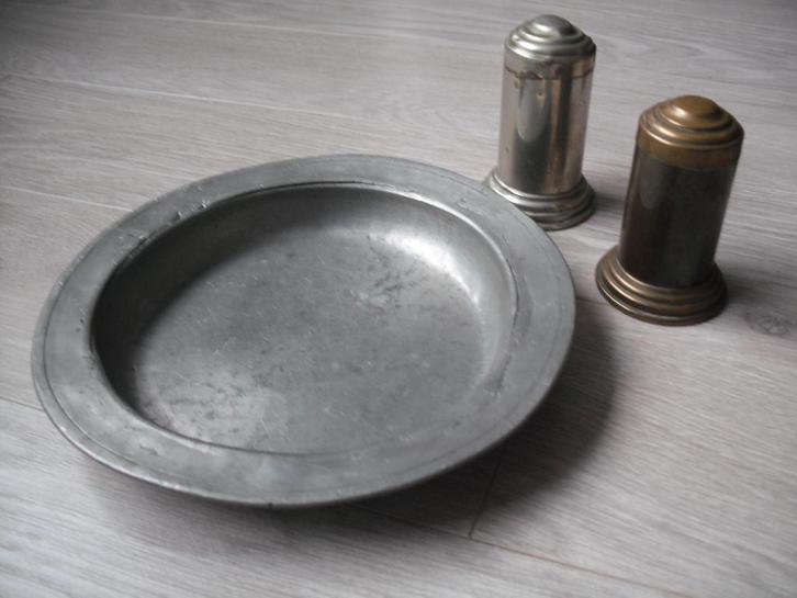 Tinnen bord en antiek peper- en zoutstel, Antiek en Kunst, Antiek | Keukenbenodigdheden, Ophalen of Verzenden