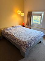 Grijs bed, 140X200, in goede staat, Antiek en Kunst, Antiek | Meubels | Bedden, Ophalen