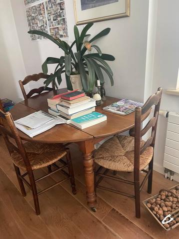 Antieke eettafel uit Frankrijk met 4 stoelen beschikbaar voor biedingen