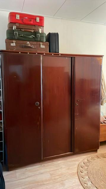 Vintage kledingkast (uit elkaar op te halen) beschikbaar voor biedingen