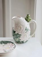 Vintage keramieken barbotine majolica schenkkan met schotel, Huis en Inrichting, Keuken | Servies, Ophalen of Verzenden, Zo goed als nieuw